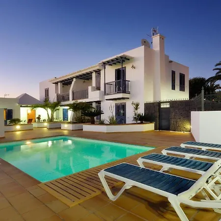 Immaculate 2-bed No 5 In Playa Blanca (Lanzarote)