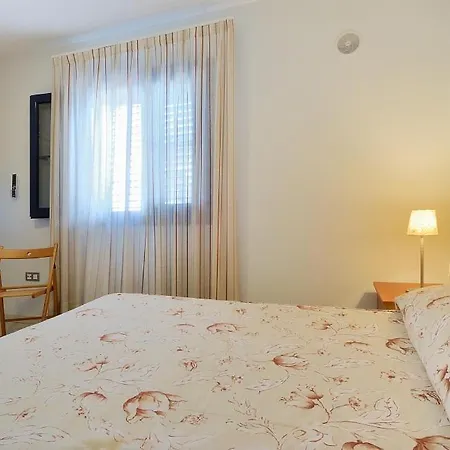 Immaculate 2-bed No 5 In *